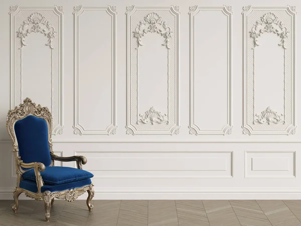 Klassischer Sessel Klassischen Interieur Mit Kopierraum Wände Mit Zierleisten Parkett — Stockfoto