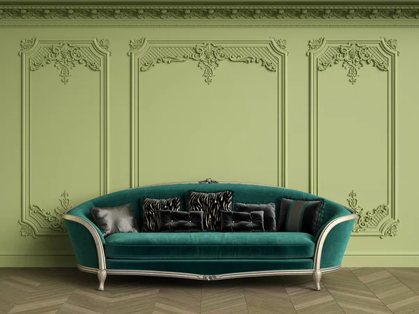 Класичний диван в класичному інтер'єрі з копіюванням простору. Зелена гама — стокове фото