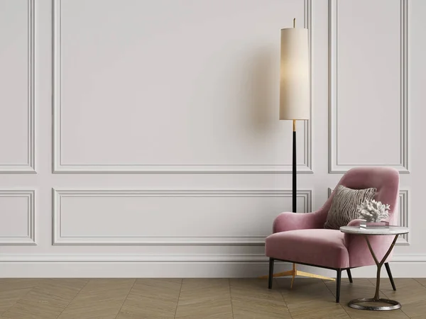 Кассический интерьер с розовым креслом и напольной лампой — стоковое фото