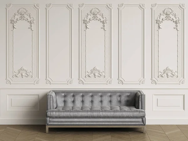Klasická pohovka v šedém hedvábí v klasickém interiéru s prostorem pro kopírování — Stock fotografie
