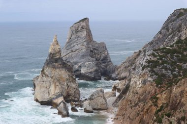 Praia da ursa veya Ursa Plajı. Cabo da Roca yakınlarında. Anakara Portekiz, kıta Avrupa ve Avrasya kara kütlesinin en batıda. Sintra-Cascais Doğal Parkı. Fotoğrafı yazan Canon Eos M10.