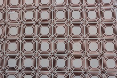 Azulejo Portekizce boyalı kiremit sırlı seramik karo bir şeklidir. Azulejos hala duvarlara uygulandığı gibi Portekiz mimarisinin önemli bir yönünü oluşturmaktadır. Birçok azulejos Portekiz tarihinin önemli tarihsel ve kültürel yönlerini kronik