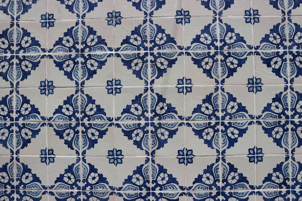 Azulejo Portekizce boyalı kiremit sırlı seramik karo bir şeklidir. Azulejos hala duvarlara uygulandığı gibi Portekiz mimarisinin önemli bir yönünü oluşturmaktadır. Birçok azulejos Portekiz tarihinin önemli tarihsel ve kültürel yönlerini kronik