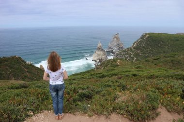 Praia da ursa veya Ursa Plajı. Cabo da Roca yakınlarında. Anakara Portekiz, kıta Avrupa ve Avrasya kara kütlesinin en batıda. Sintra-Cascais Doğal Parkı.