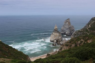 Praia da ursa veya Ursa Plajı. Cabo da Roca yakınlarında. Anakara Portekiz, kıta Avrupa ve Avrasya kara kütlesinin en batıda. Sintra-Cascais Doğal Parkı.