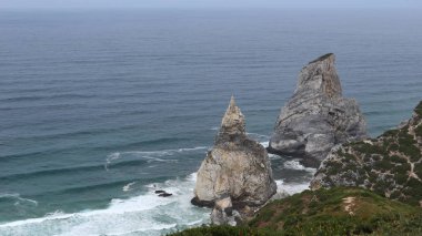 Praia da ursa veya Ursa Plajı. Cabo da Roca yakınlarında. Anakara Portekiz, kıta Avrupa ve Avrasya kara kütlesinin en batıda. Sintra-Cascais Doğal Parkı.