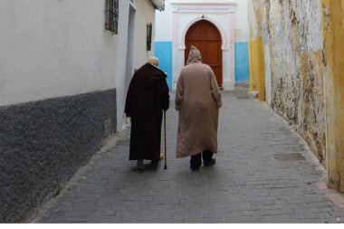 Geleneksel berber giysili yaşlı adamlar. Tanca, Fas.