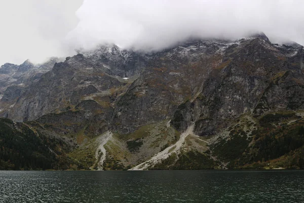 Nubes Sobre Los Picos Las Montañas Lago Montaña — Foto de Stock