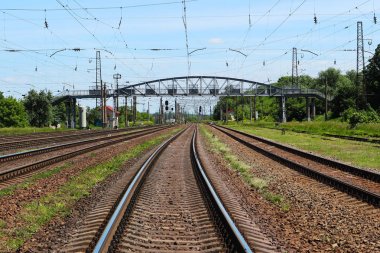 Trensiz raylar. Demiryolu üzerinde arka planda yaya köprüsünde.