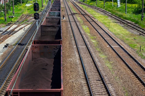 Kömür yüklü eski demiryolu vagonları.