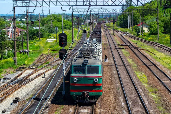 Çok uzun eski yük treni.