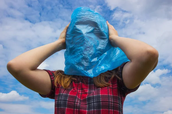 Blauwe Plastic Zak Menselijk Hoofd Concept Van Grote Ecologie Probleem — Stockfoto