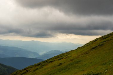 Dağ manzarası. Kötü hava, dağlarda Siyah bulutlar. Seyahat yolculuğu.