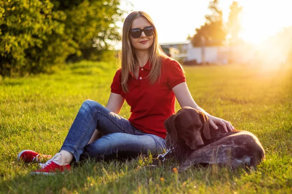 Menina Roupas Vermelhas Óculos Sol Brincando Com Cão Grama Verde — Fotografia de Stock