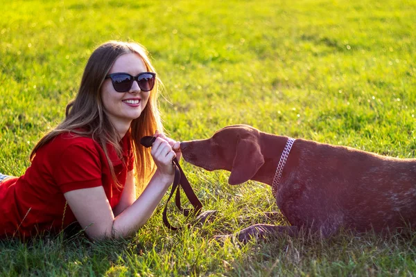 Menina Roupas Vermelhas Óculos Sol Brincando Com Cão Grama Verde — Fotografia de Stock