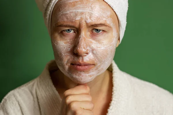 Arg Kvinna Med Grädde Mask Hennes Ansikte — Stockfoto