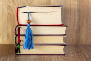 Yer imleri olan bir yığın kitap. Eğitim, öğrenme, çalışma, bilgi ve bilgelik kavramı.