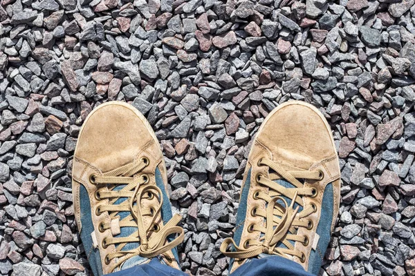 Graublaue Alte Schuhe Auf Einem Kieselstein — Stockfoto