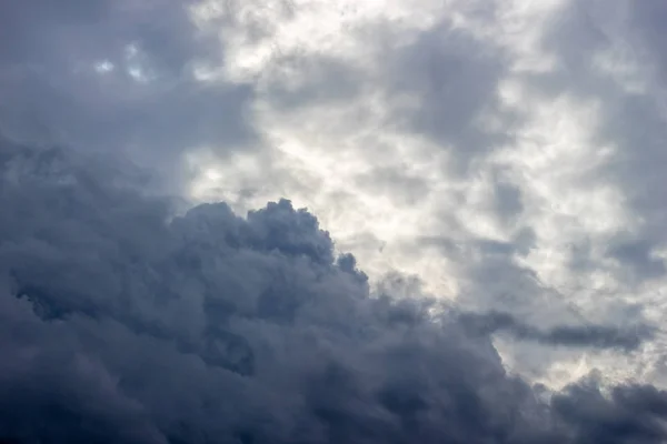폭풍우 하늘입니다 차례의 소나기 — 스톡 사진