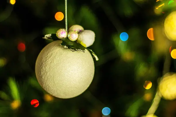 Bílá Vánoční Ozdoba Vánočním Stromečku Zblízka Rozmazané Barevné Světlo Pozadí — Stock fotografie