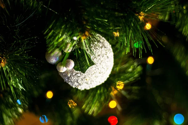 Bílá Vánoční Ozdoba Vánoční Stromeček Zblízka Barevná Světla Pozadí — Stock fotografie