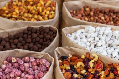 Bir sürü fındık, kurutulmuş meyve ve kağıt torbalarda şekerli meyve. Köylü tatil fuarı.