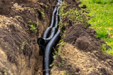 Siperdeki boru hattı bölümleri. Hızlı internet, elektrik ve telefon kablosu için fiber optik kablo döşeyeceğim. Şehir caddesinde kablolu elektrik hatları, endüstriyel elektrik ve iletişim.