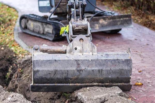 一台小型履带式挖掘机推动混凝土板 道路工程 — 图库照片