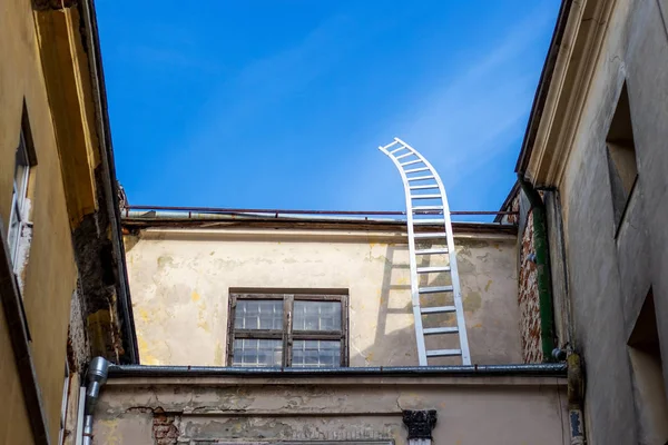 Escada Madeira Céu Telhado Uma Casa Velha — Fotografia de Stock