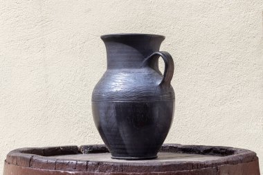 Siyah el yapımı kil sürahi yakın çekim.