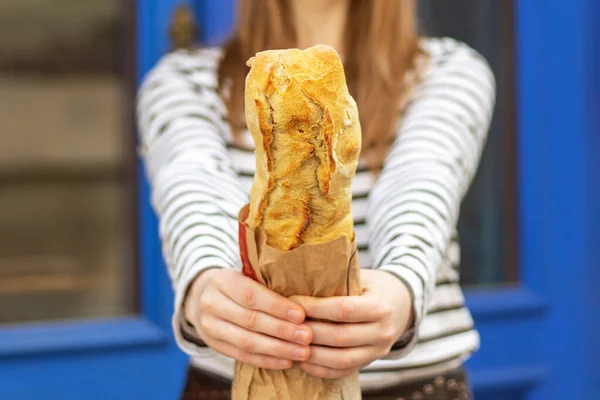 Närbild Kvinnliga Händer Som Håller Färsk Fransk Baguette Bakgrunden Vacker — Stockfoto