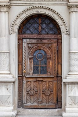 Kahverengi renkli klasik ahşap kapı. Eski bir şehrin güzel ön kapısı.
