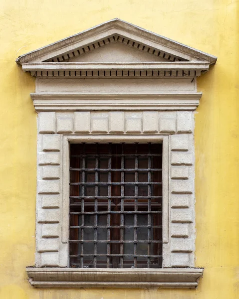 Pediment Acima Uma Janela Uma Antiga Casa Europeia Janela Com — Fotografia de Stock