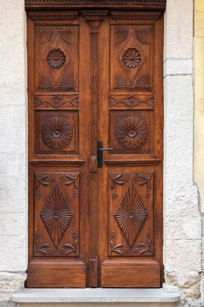 Vintage Drewniane Drzwi Kolorze Brązowym Piękne Drzwi Frontowe Starym Mieście — Zdjęcie stockowe