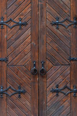 Sahte menteşeli Grunge kahverengi ahşap kapı..