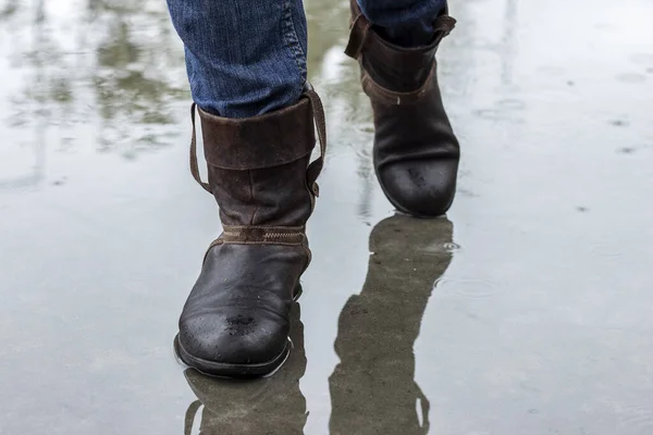 Botas Couro Uma Calçada Molhada Chuva Fechar — Fotografia de Stock