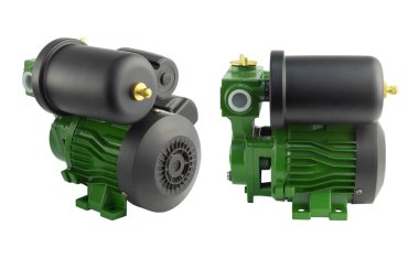 Küçük pompa istasyonu. Genişleme tankı olan yüzey pompası. Beyaz arka planda izole edilmiş. İki farklı açıdan..