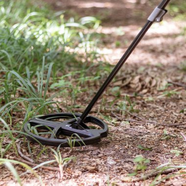Metal dedektör bobini kapanıyor. Siyah arkeoloji kavramı.