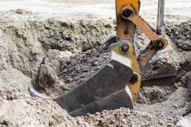 Kazı alanına yakın bir kepçe doldurucu kovası..