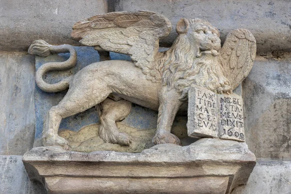 Escultura León Alado Fachada Una Casa Antigua Símbolo Venecia Medieval — Foto de Stock