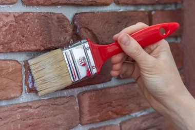 Dekoratif alçı döşemeye kadın eli sürüyorum..