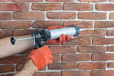 Dekoratif alçı taşı ve beyaz çimento harcı da dahil. Şırıngayla harç uygulamak.