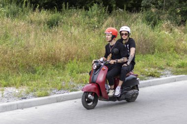 Lviv, Ukrayna - Temmuz 2020. İki adam scooter kullanıyor..