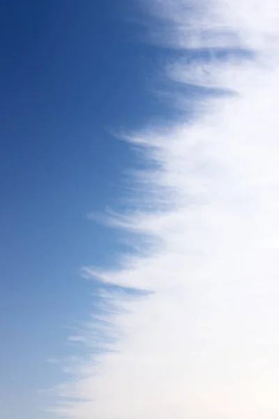 Nuage Blanc Clair Avec Des Bords Déchirés Flotte Dans Ciel — Photo