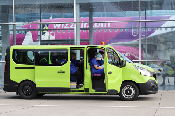 Львов, Украина - июль 2020 г. Уборка в аэропорту. Концепция очистки самолётов.