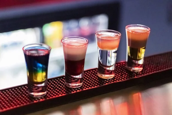 Korte Drankjes Nachtbar Vier Glazen Alcoholische Cocktails Kleurrijk Neon Licht — Stockfoto