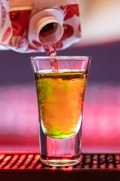 Jugo Vierte Vaso Con Alcohol Haciendo Una Copa Corta Bar — Foto de Stock