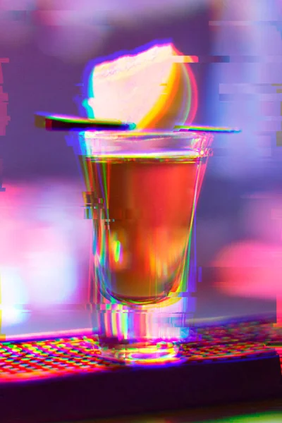 Короткий Напиток Ломтиком Яблока Ночном Баре Фруктовый Алкогольный Коктейль Абстрактное — стоковое фото