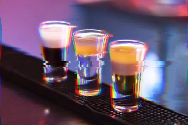 在夜店喝点小酒三杯酒精鸡尾酒 带有故障 艺术效果和噪音的抽象图像 — 图库照片