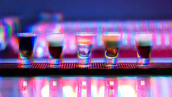 ナイトバーでのショートドリンク アルコールカクテル5杯 グリッチアート効果とノイズを持つ抽象的な画像 — ストック写真